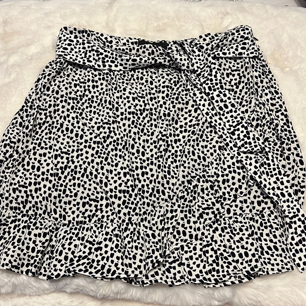 White and black express skirt
